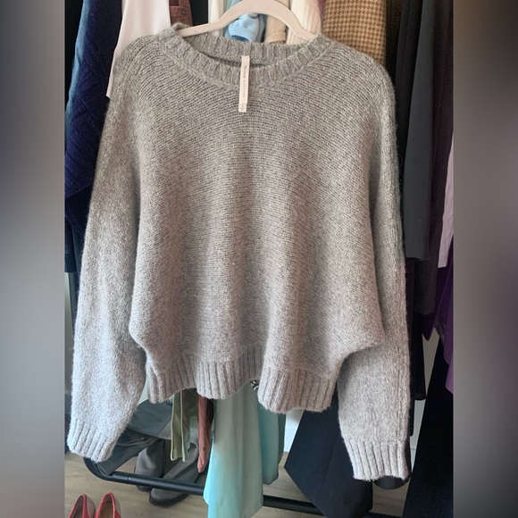 *Like-New* Babaton ‘Day Off’ 100% Alpaca Sweater - Picture 2 of 12